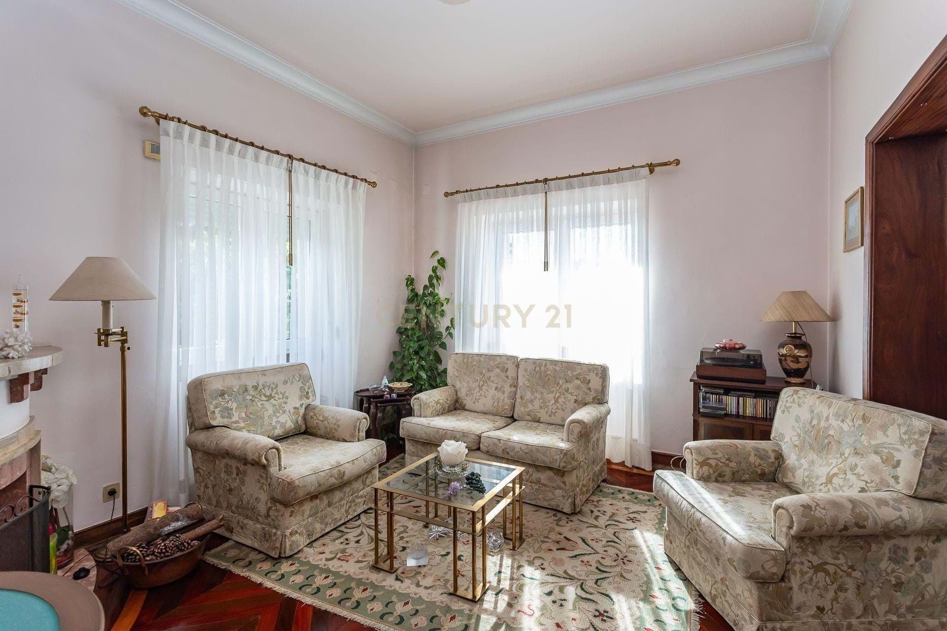 Located In One Of The Most Prestigious Areas Of Restelo, With A Fabulous View Over The River Tagus A 2