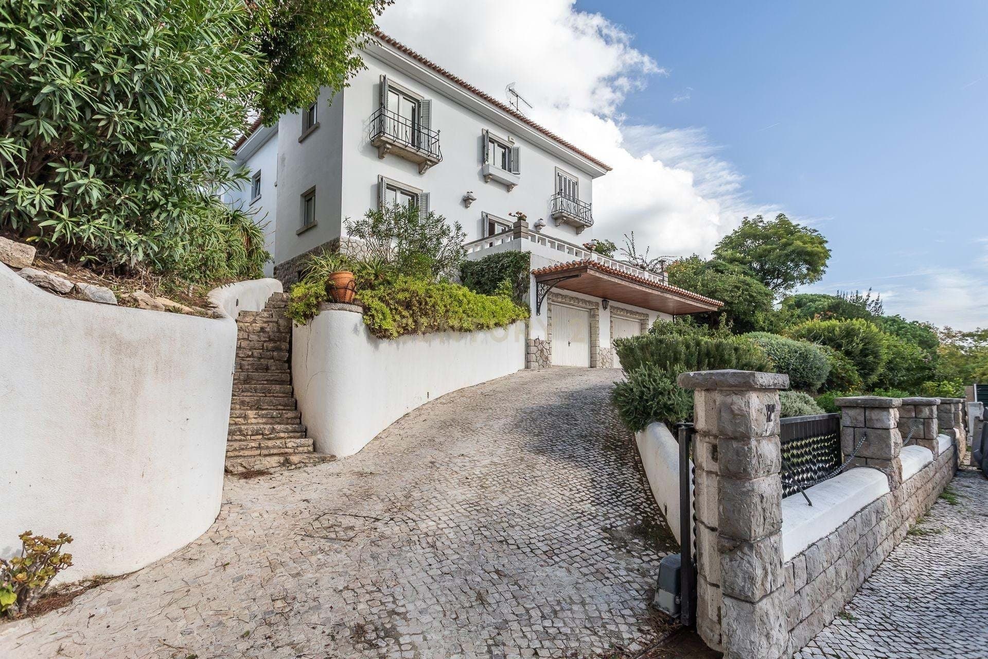 Located In One Of The Most Prestigious Areas Of Restelo, With A Fabulous View Over The River Tagus A